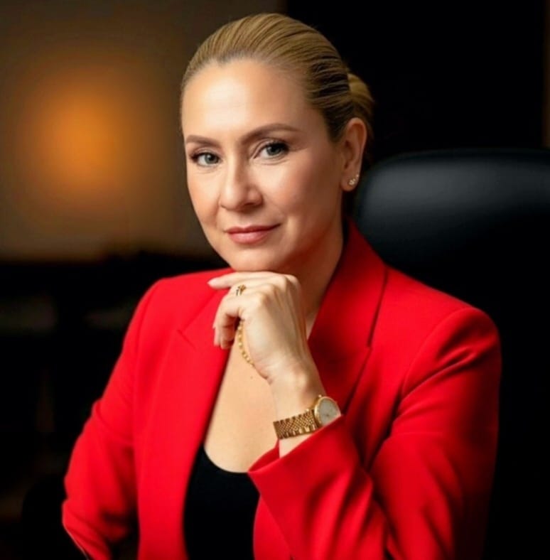 Ing. Elizabeth Cruz<br />
Contralora<br />
2025-2026